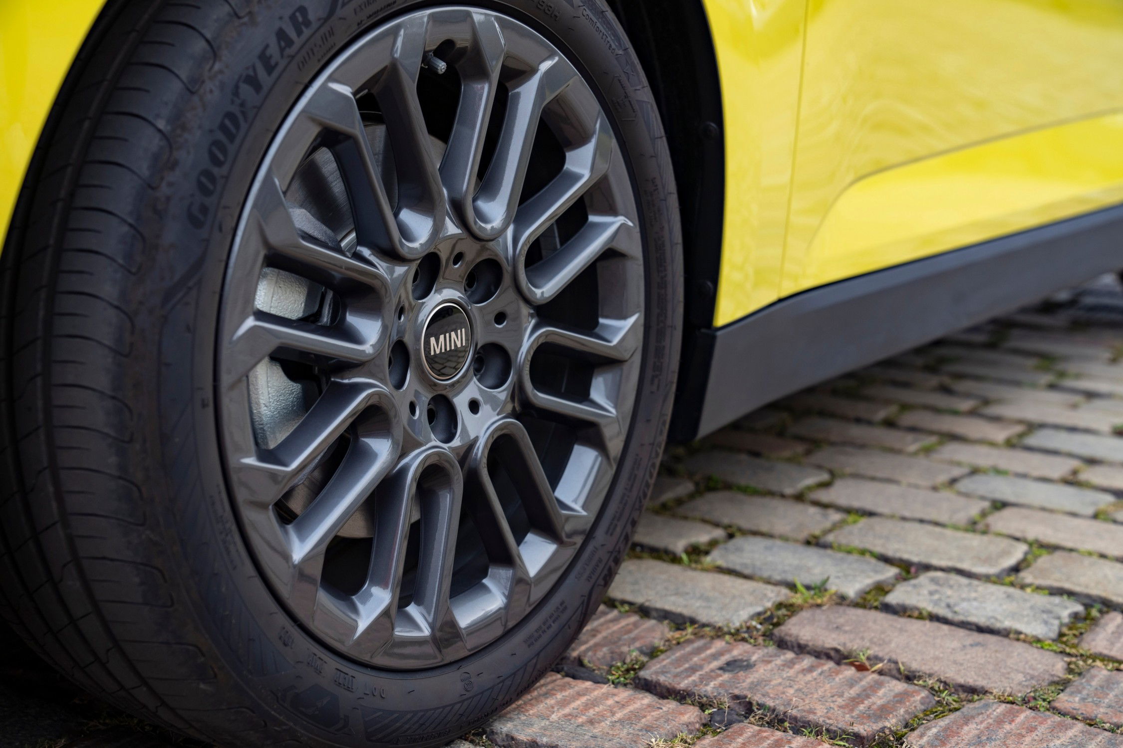 MINI Cooper E in Classic Trim wheels.