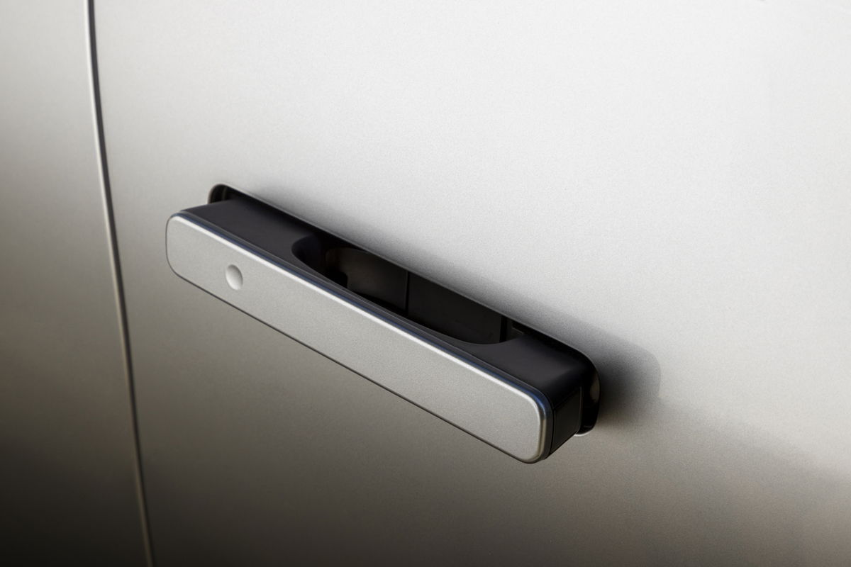 2025 INFINITI QX80 flush door handles.