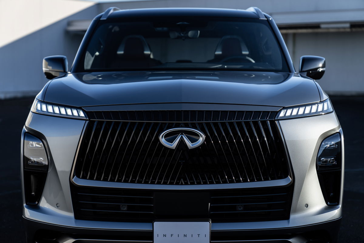2025 INFINITI QX80 front wide view.