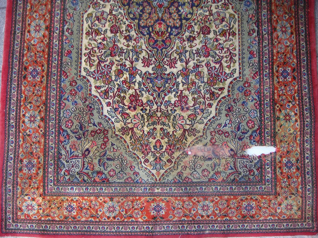 שטיח פרסי מסוג קום עם חור מעכבר