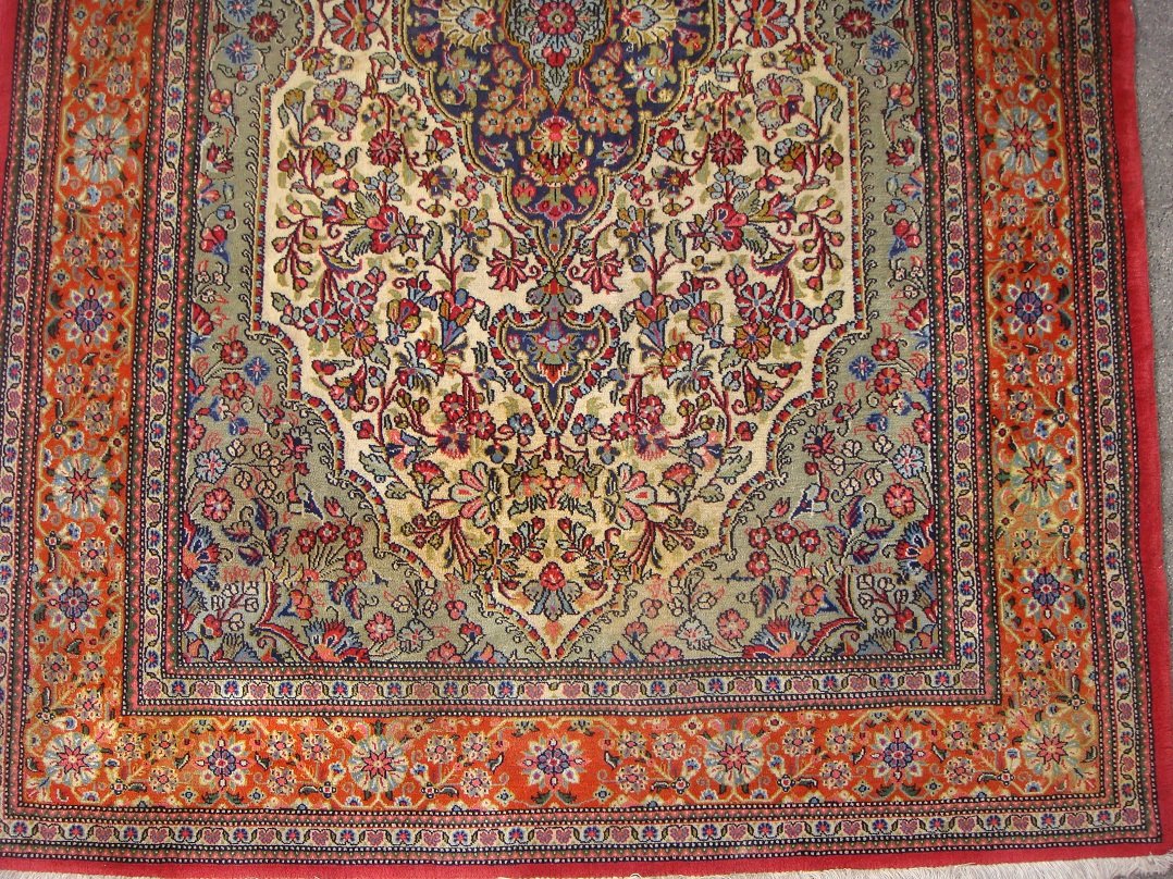 שטיח פרסי מסוג קום לאחר קיצורו במעט עד להעלמת החור.