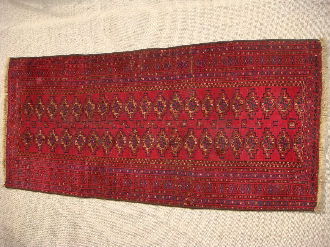 שטיח אפגני עתיק לאחר קיצור החלקים הבלויים