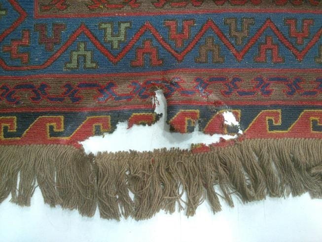שטיח קווקזי קילים סומק עתיק עם נזק עציץ