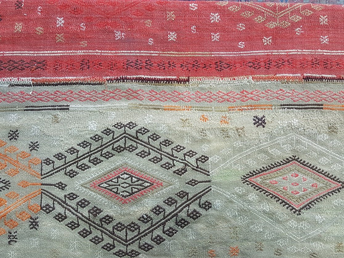 שטיח קילים עתיק לאחר מילוי ושחזור רסטורציה לשטיח
