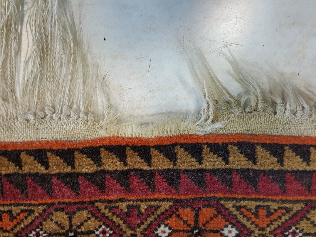 שטיח אפגני מסוג בלוצ'י עם בלאי שחיקה בפרנזים