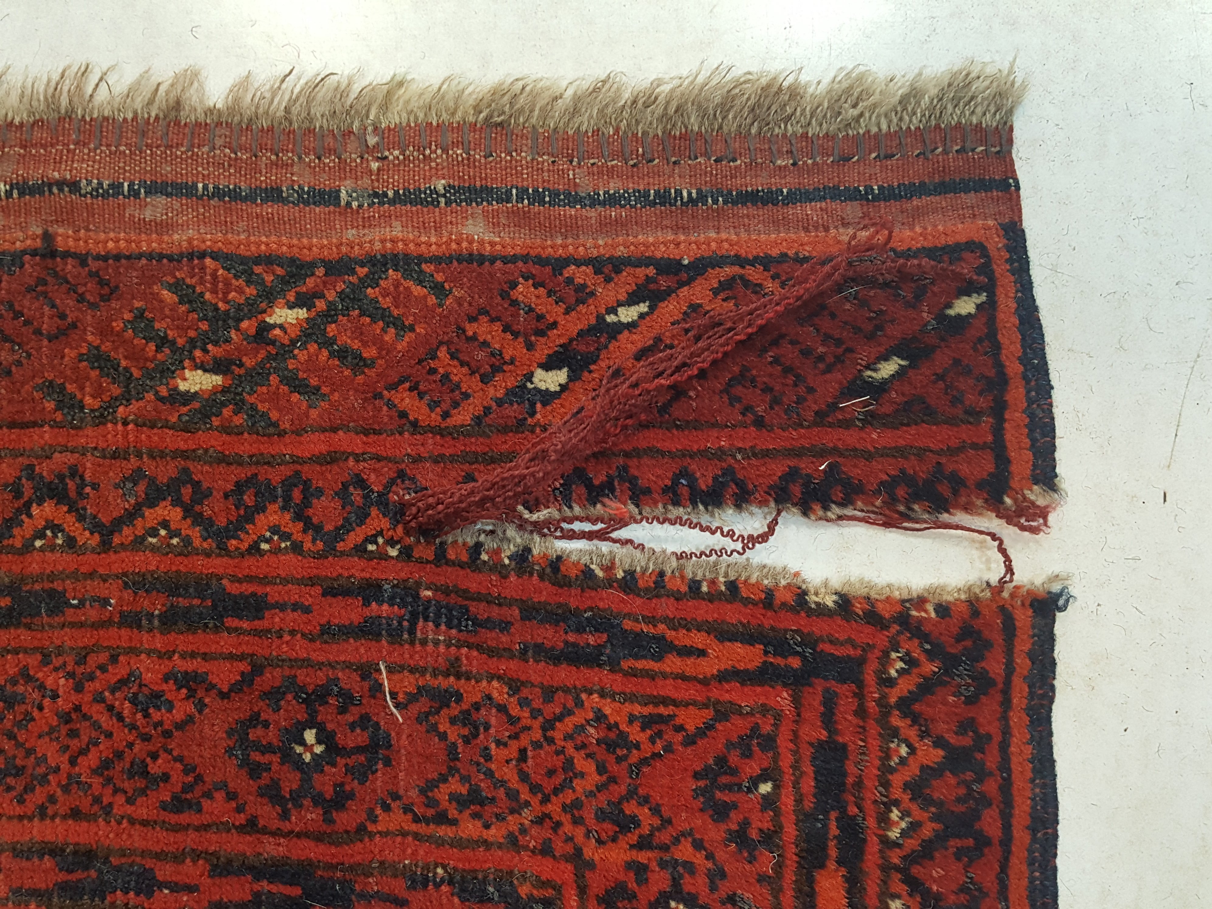 שטיח אפגני קרוע וחסר