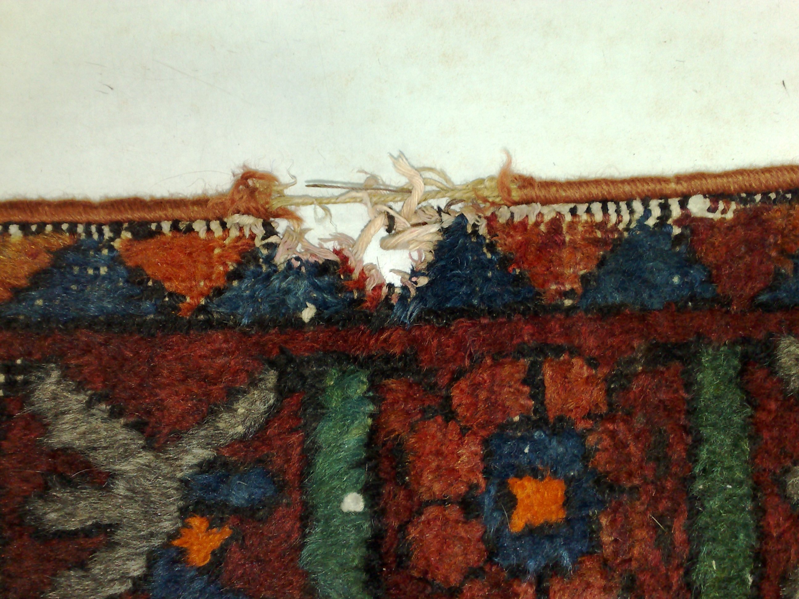 שטיח פרסי המדן שזקוק לתיקון