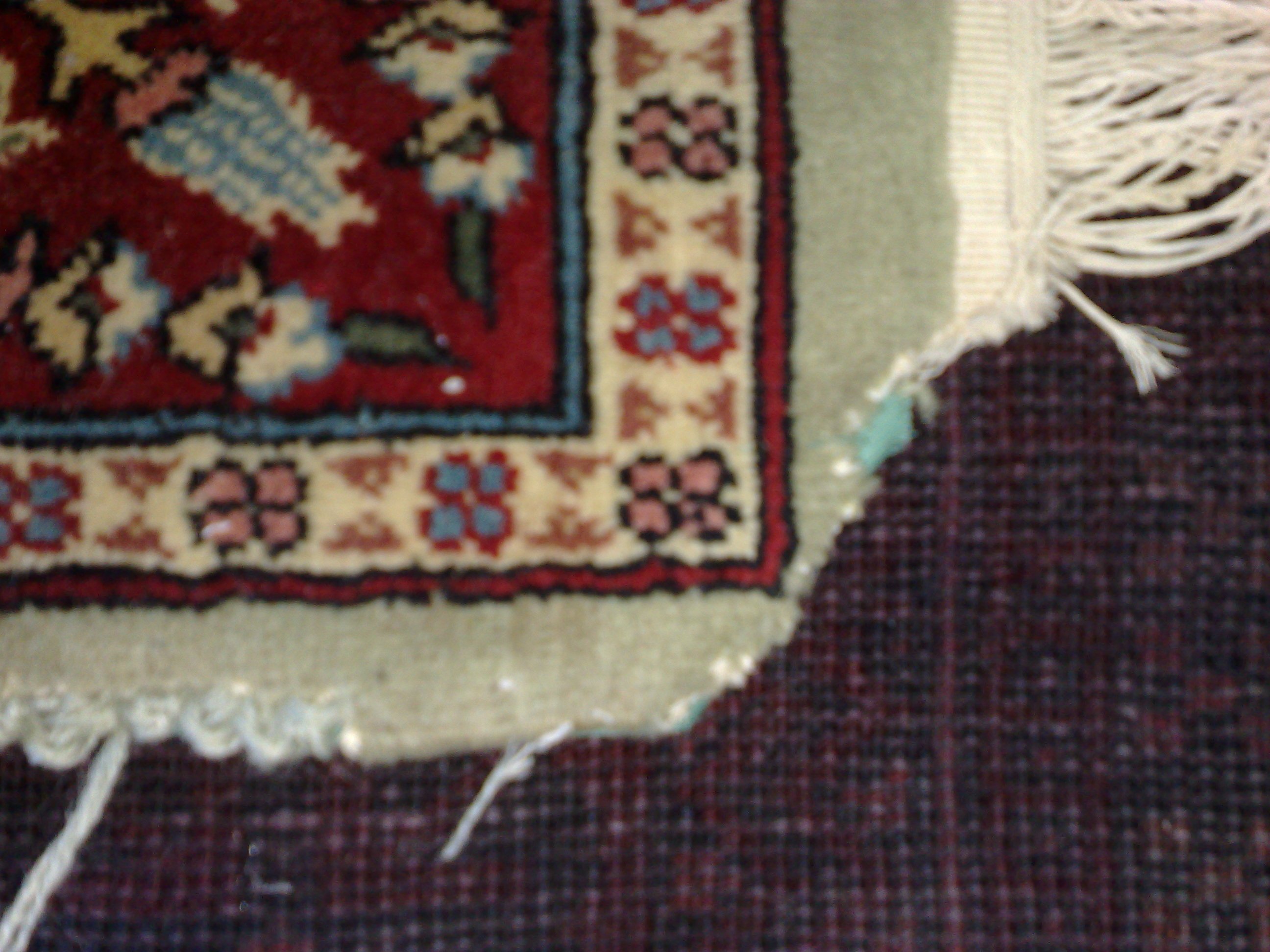 שטיח טורקי הרקה עם פינה קרועה