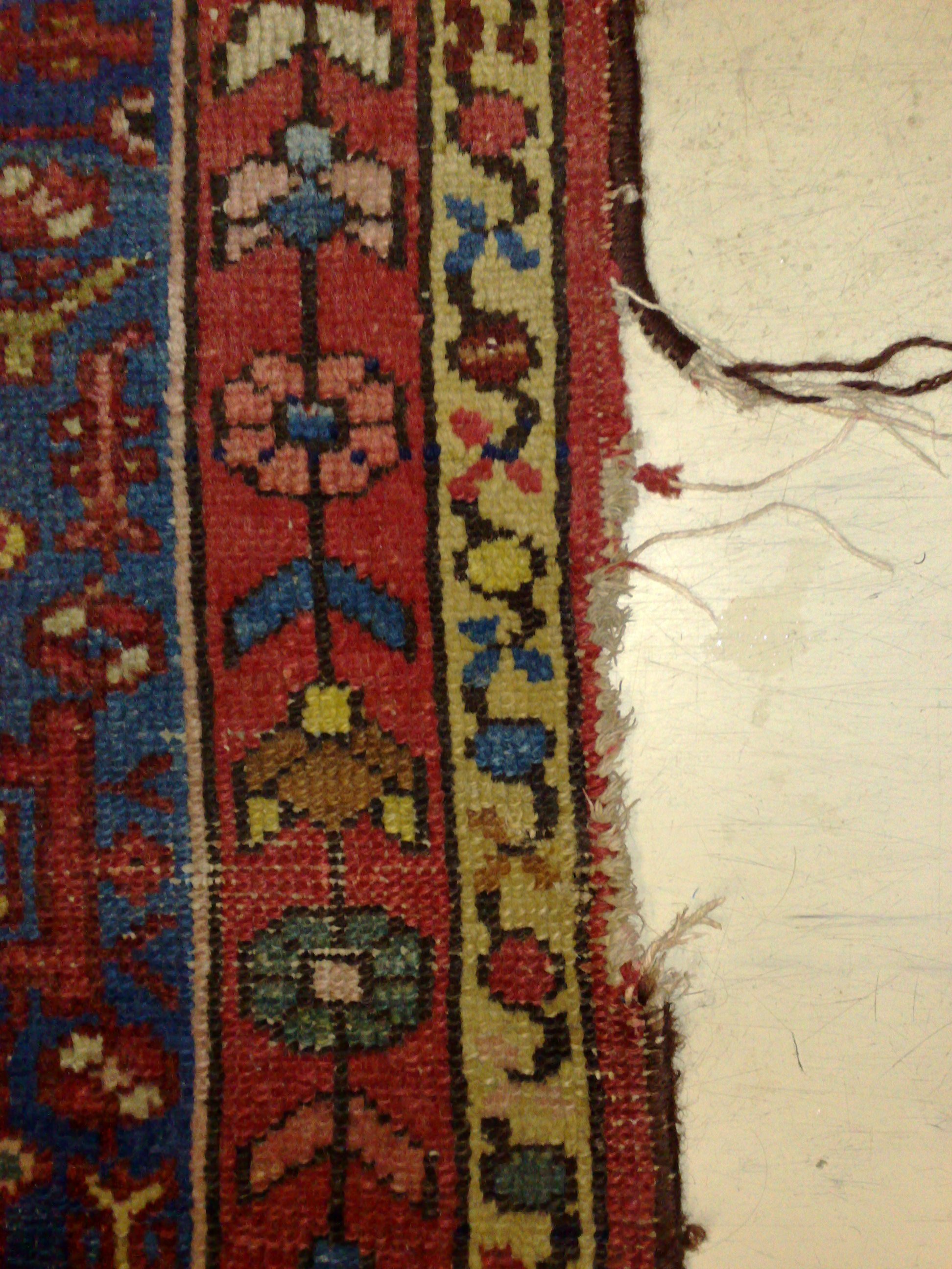 שטיח פרסי בכטיאר שחוק משימוש בשוליים