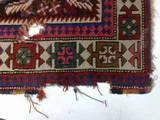 שטיח קווקזי עתיק עם חורים