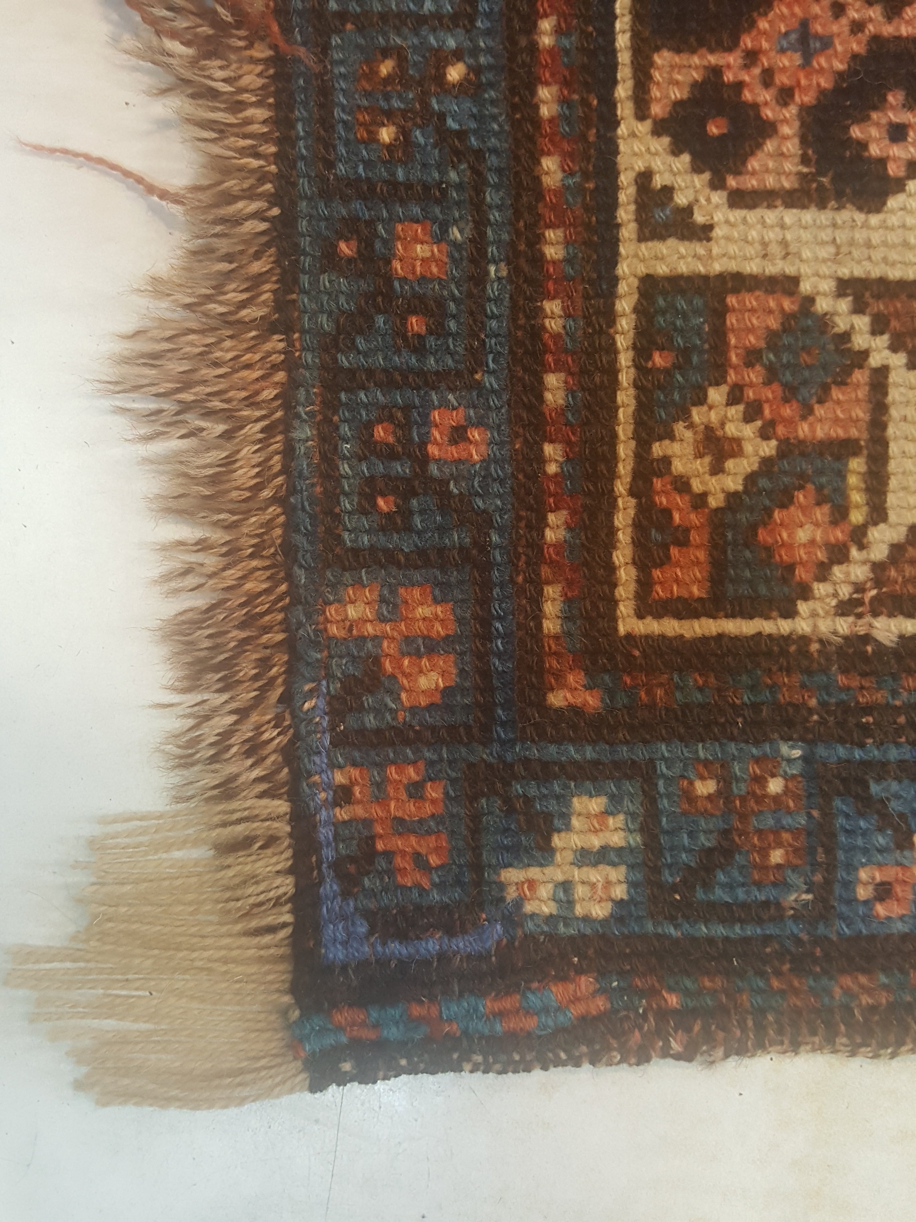 שטיח קווקזי עתיק לאחר שחזור פינה