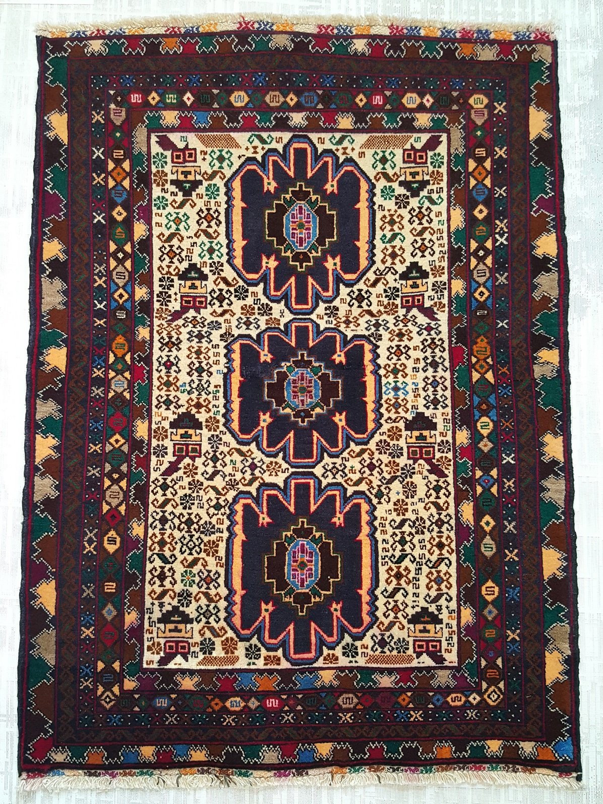 שטיח אפגני בהיר צפוף מאד ומיוחד.