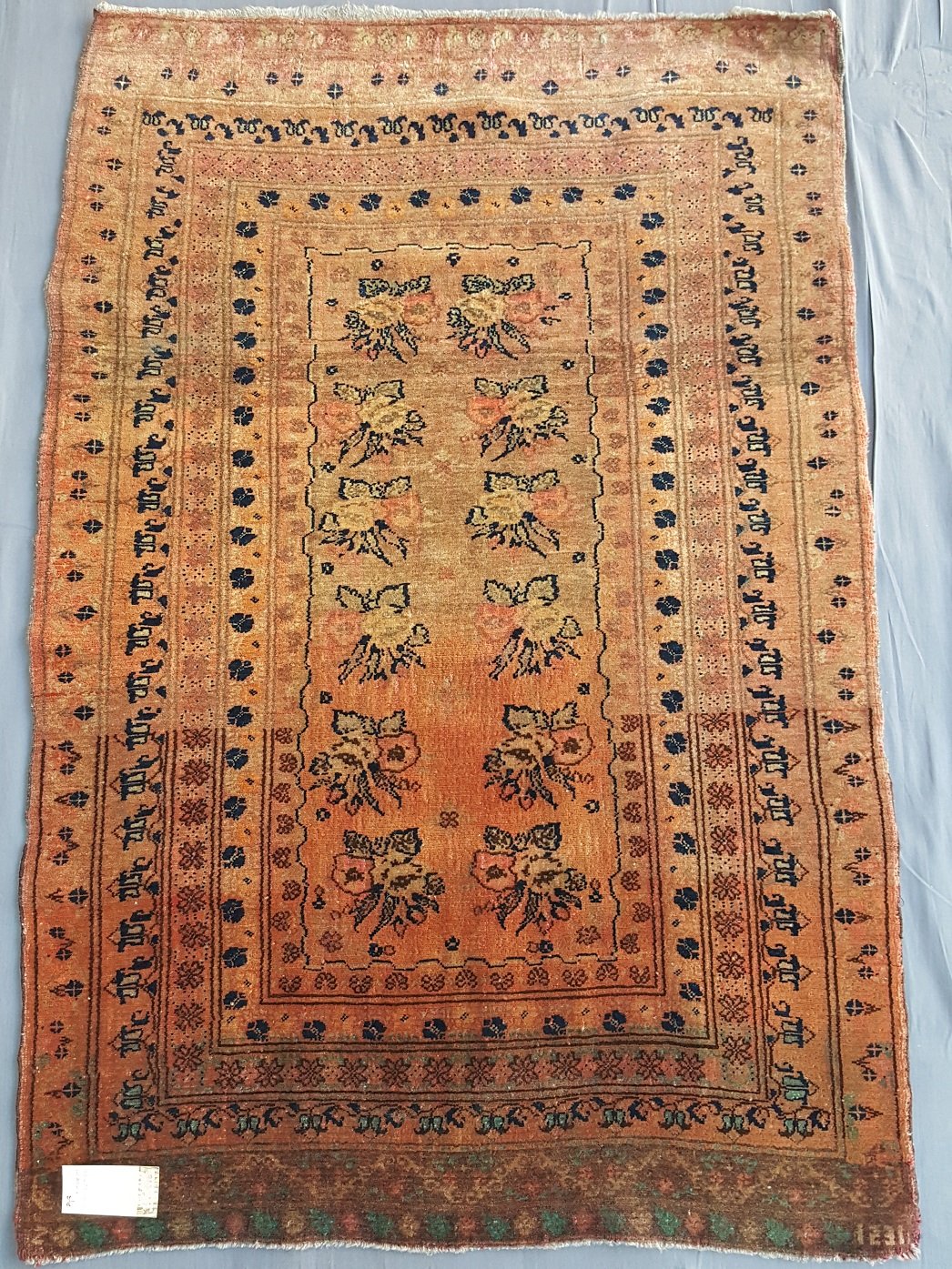 שטיח אפגני קטן עתיק מתוארך בשטיח