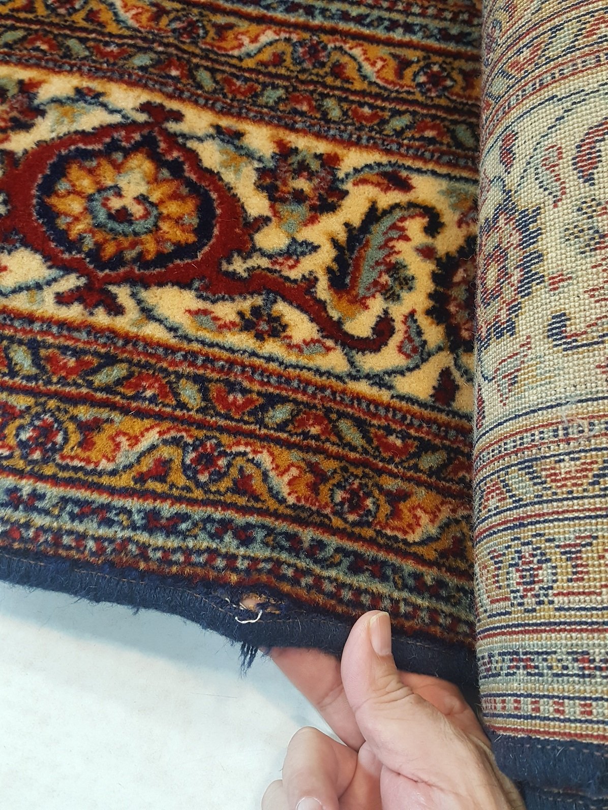 שטיח כרמל קרוע בשוליים צמוד לקנטים
