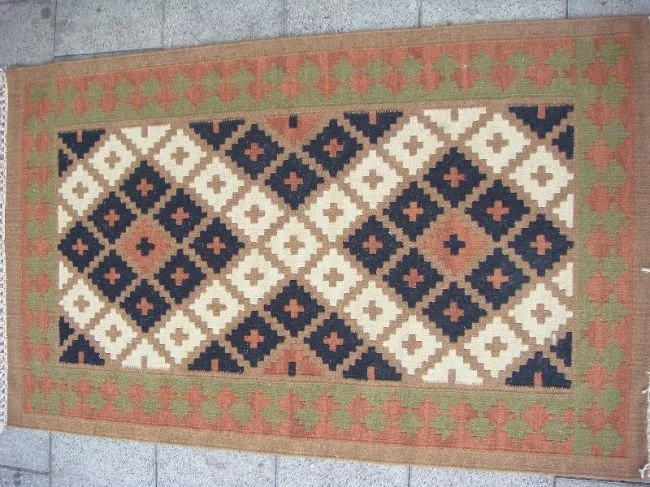 שטיח קילים עבודת יד צמר צבעים שחור חום וירוק