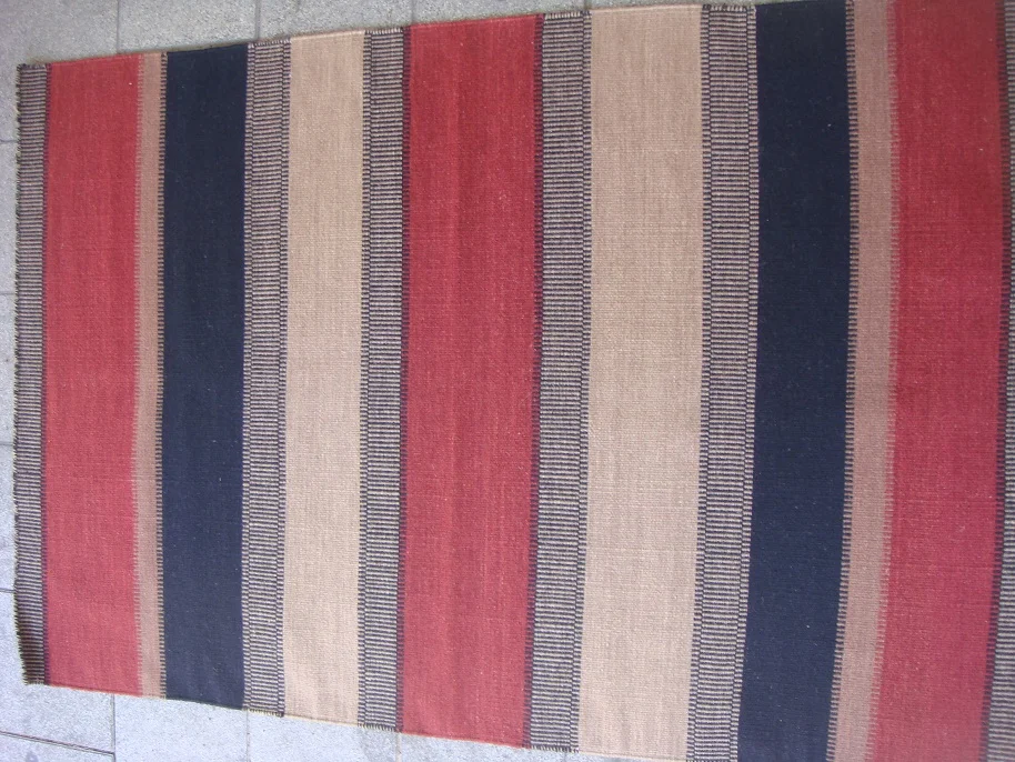 שטיח קילים פסים שחור אדום חום