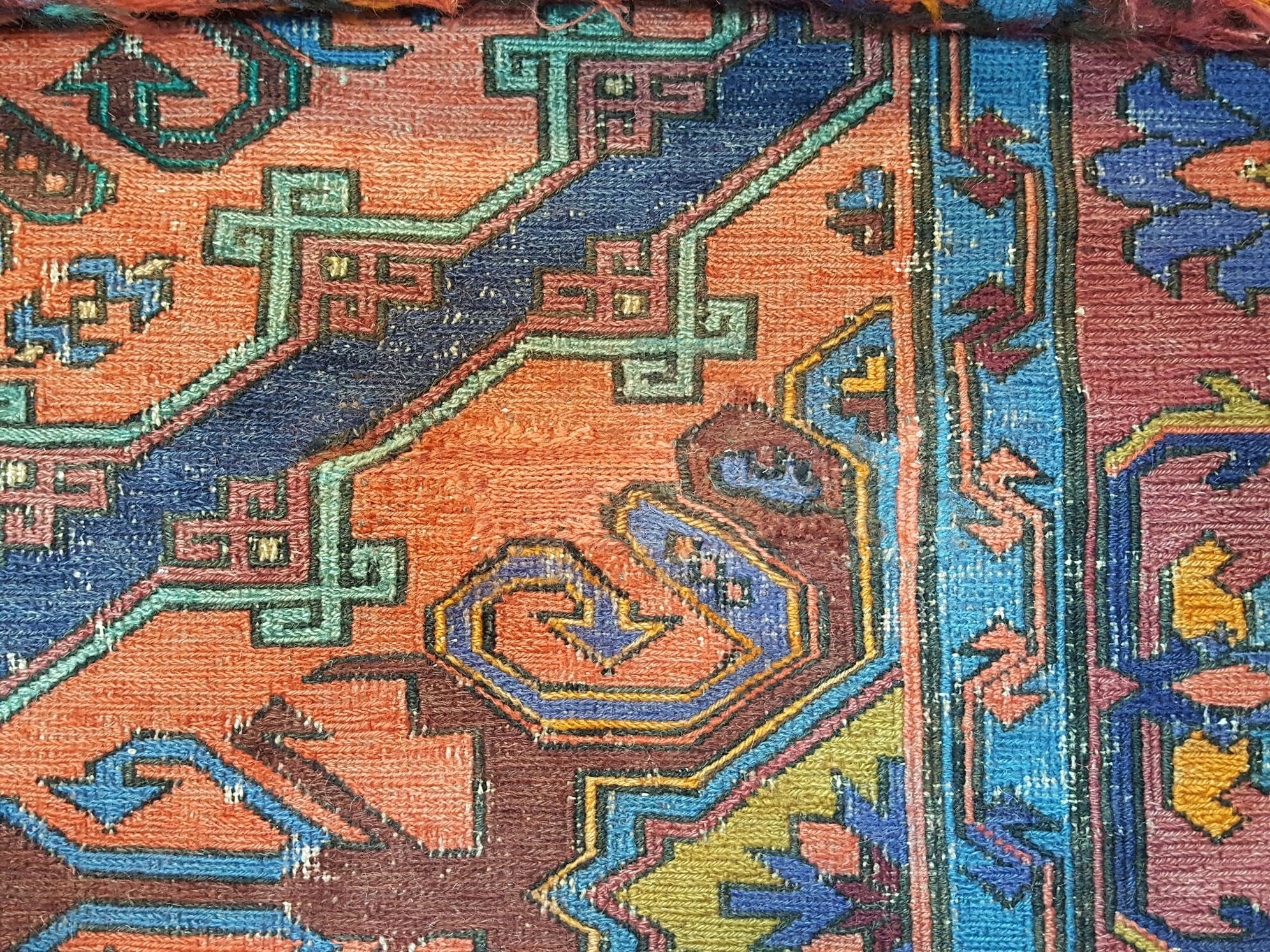 תיקון חור בשטיח שחזור אומנותי