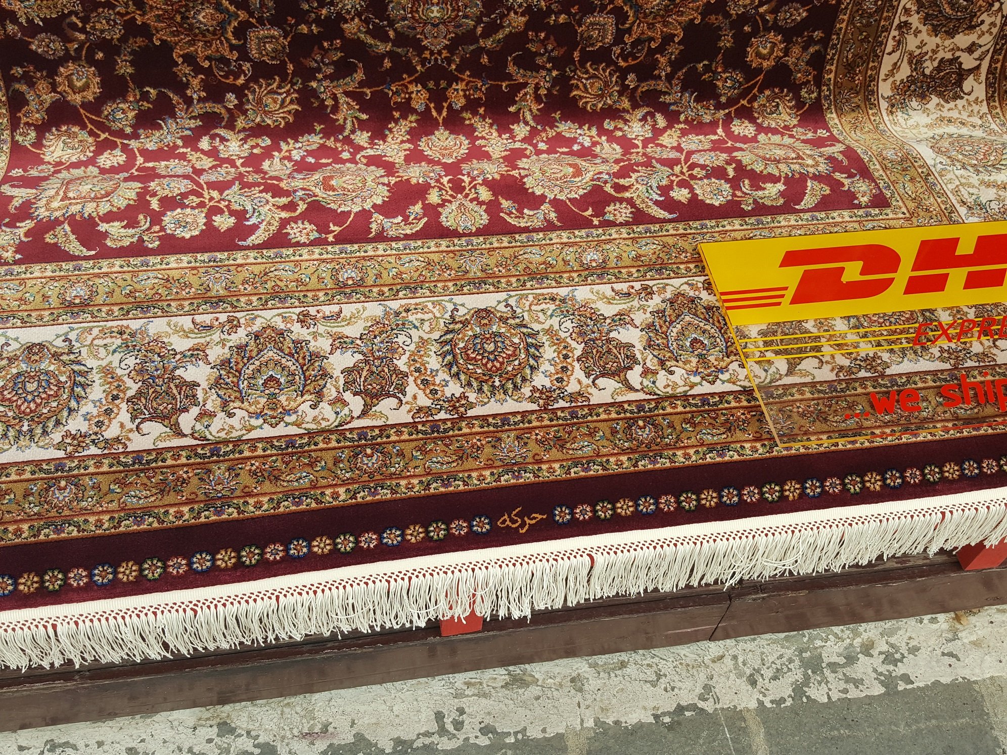 שטיח מכונה בחיקוי מושלם לעבודת יד.