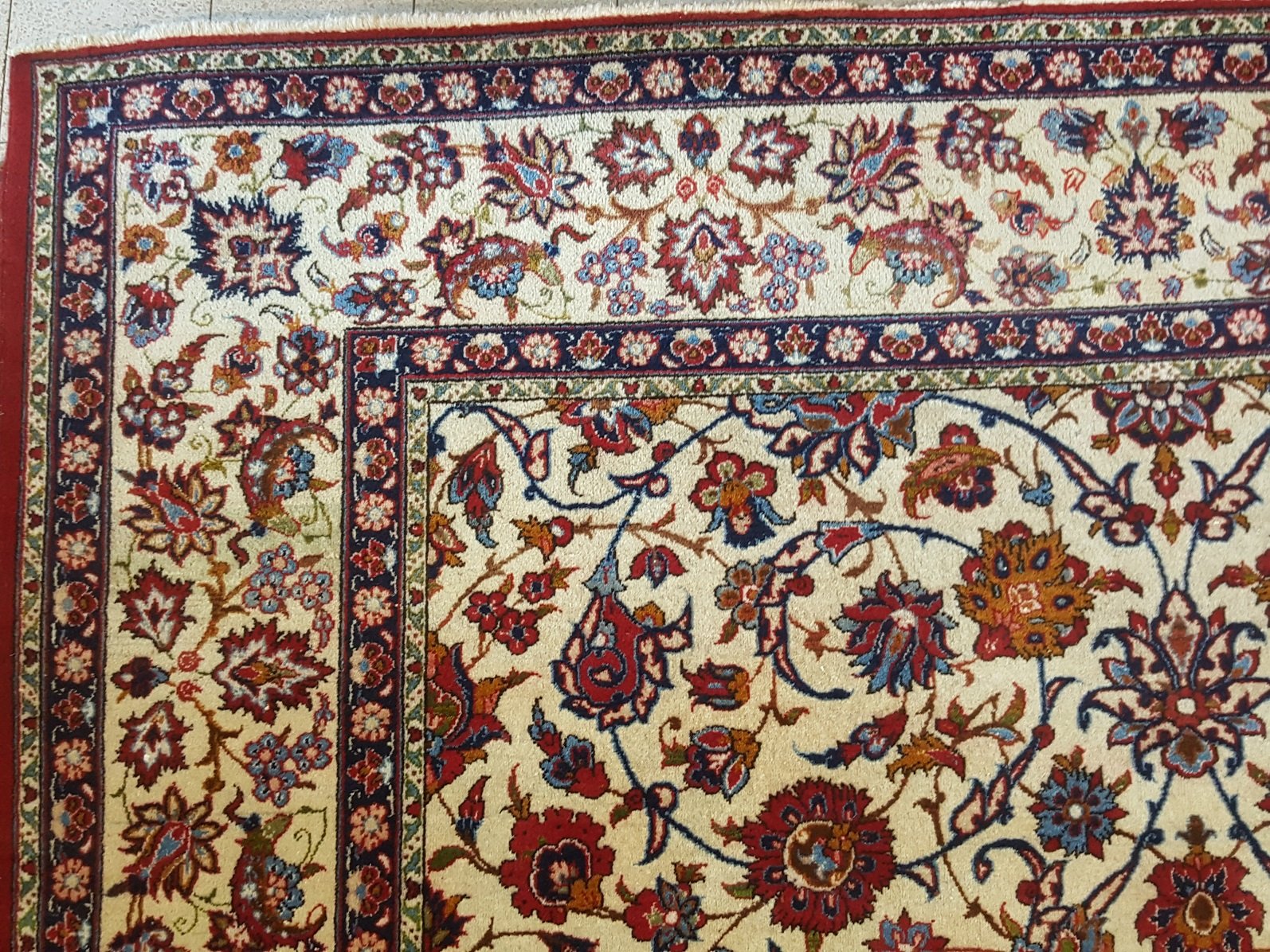 שטיח פרסי איספהאן לאחר תיקון הפרדת צבעים רסטורציה לשטיח.