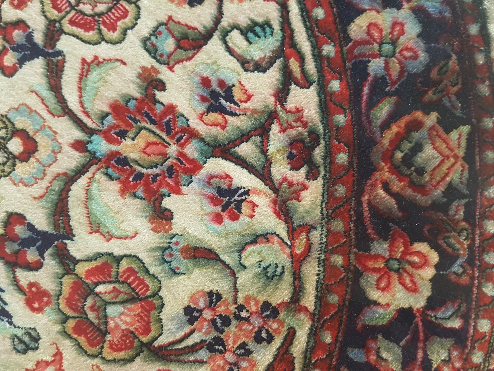 מריחת צבעים אחד על השני בשטיח משי