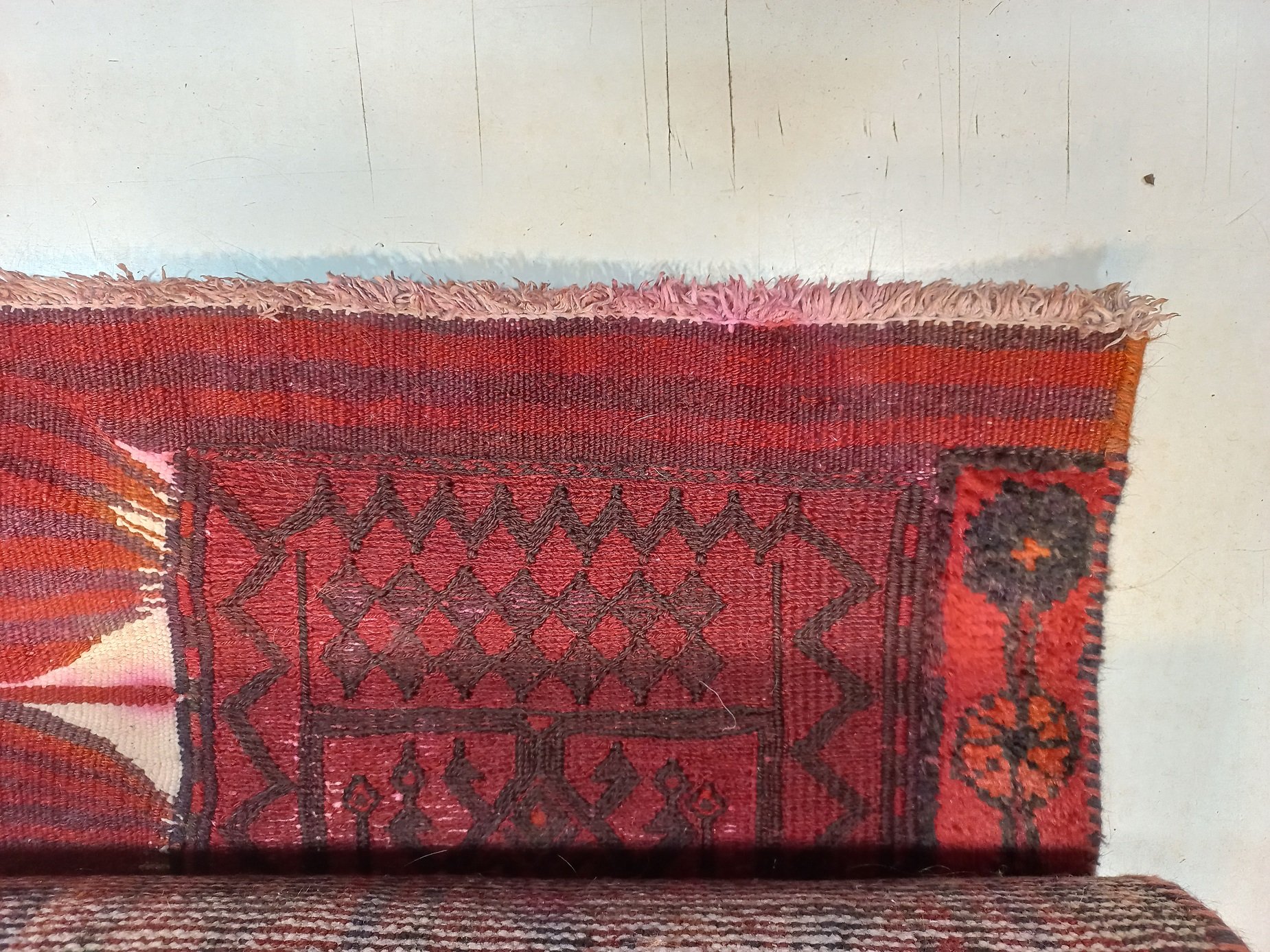 שטיח טורקי שניזוק מהצפת מים עם גלישות צבעים