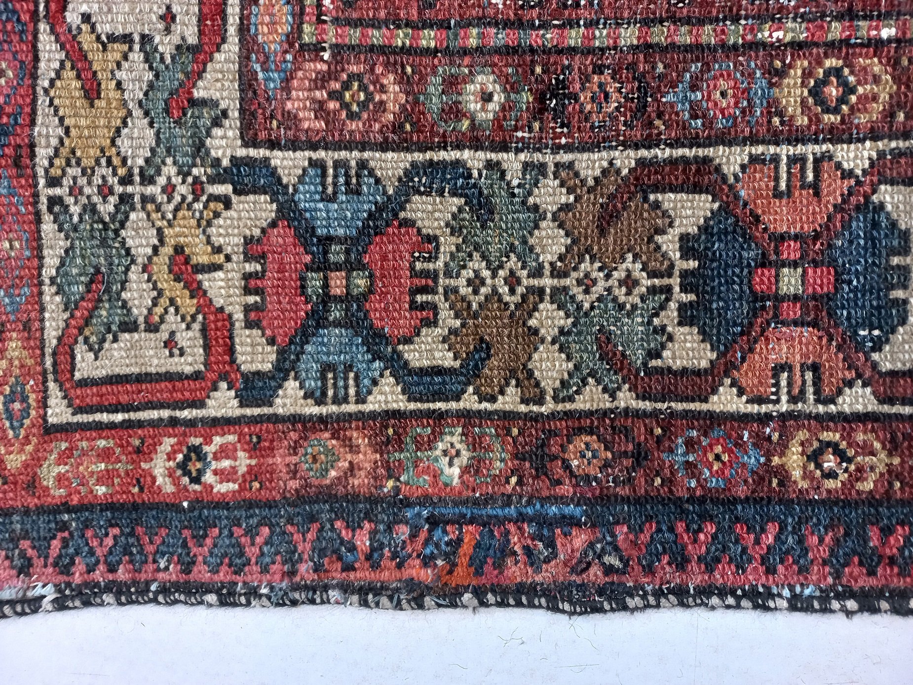 תיקון חור בשטיח פרסי. תיקון אומנותי בשטיח כהן שטיחים