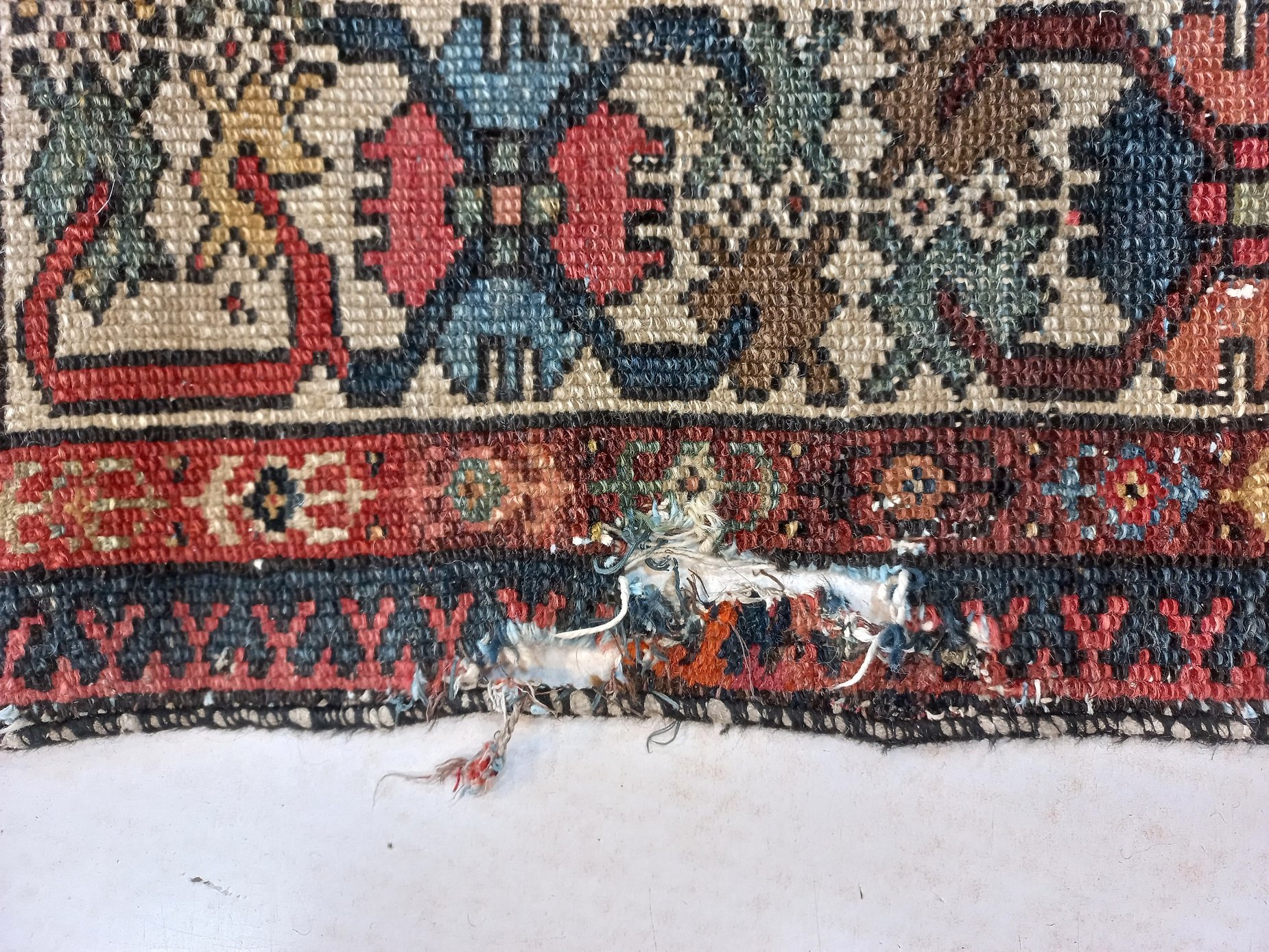 חור בשטיח פרסי לפני תיקון