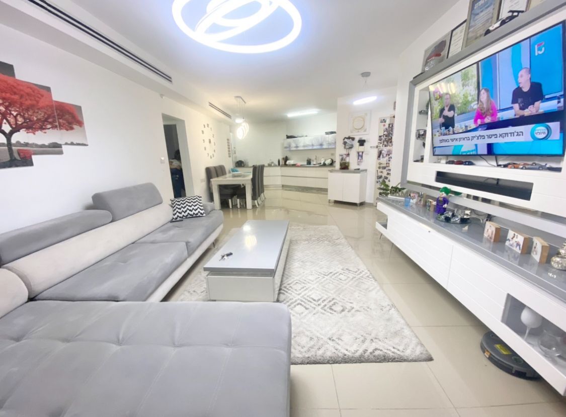 A huge 3-room apartment on Ben Gurion Street, Kiryat Malachi.