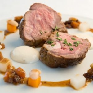 La région regorge de trésors à déguster sans modération. Ici, chaque produit raconte une histoire de terroir et de passion. Laissez-vous tenter par l’authenticité des saveurs locales !