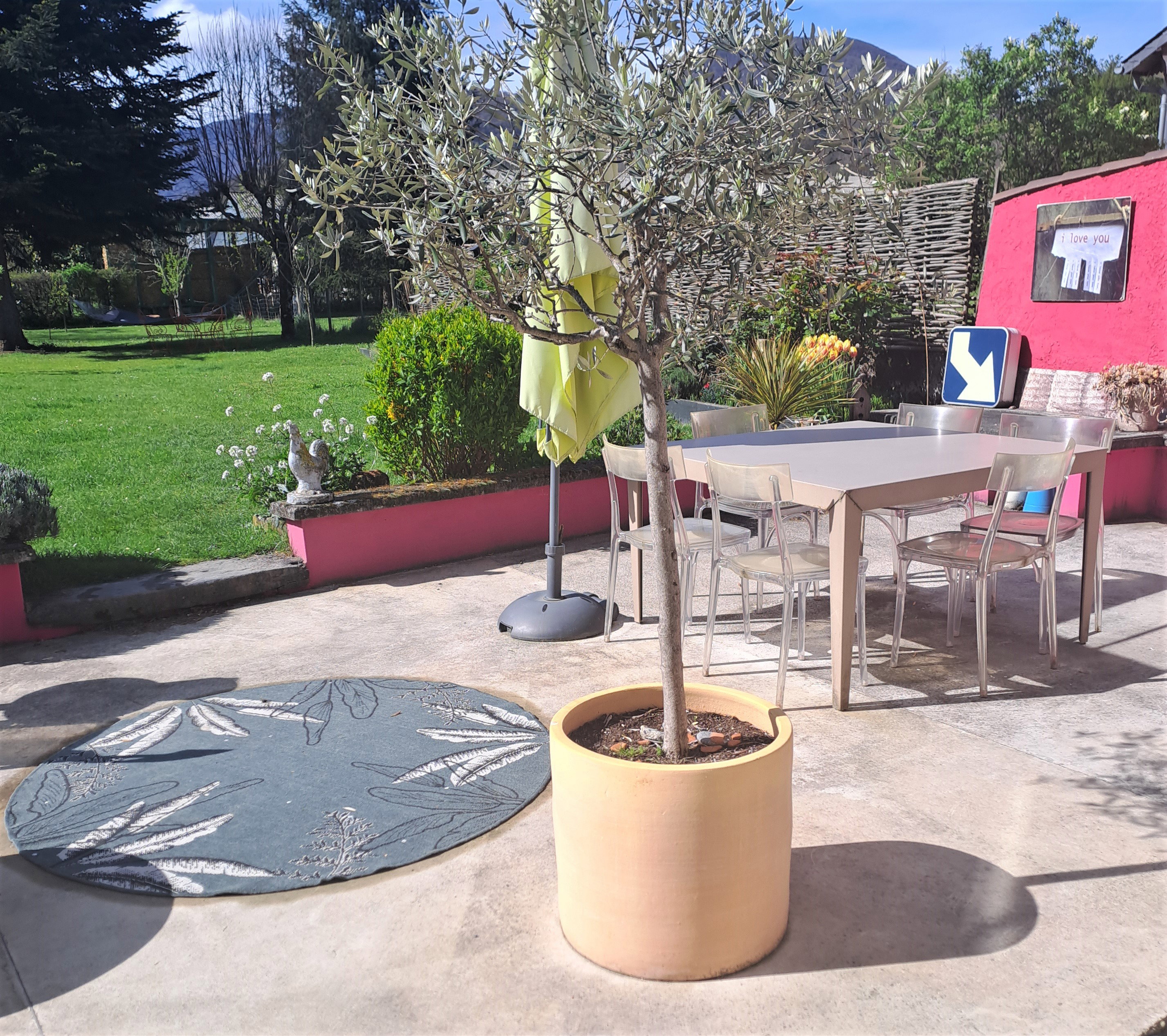 L’espace extérieur vous invite à la découverte et à la détente, pour des moments pleinement savoureux.