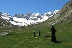 Hiking or horseback riding, climbing, canyoning, rafting, paragliding, cycling, mountain biking...