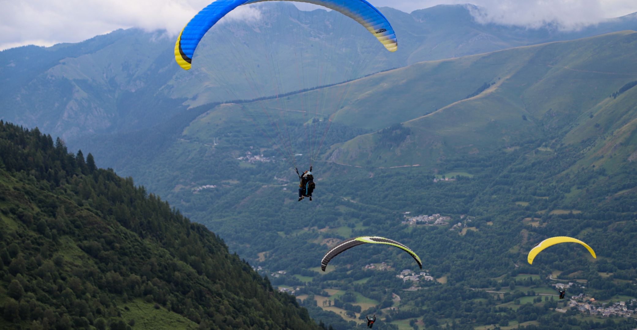 Hiking or horseback riding, climbing, canyoning, rafting, paragliding, cycling, mountain biking...