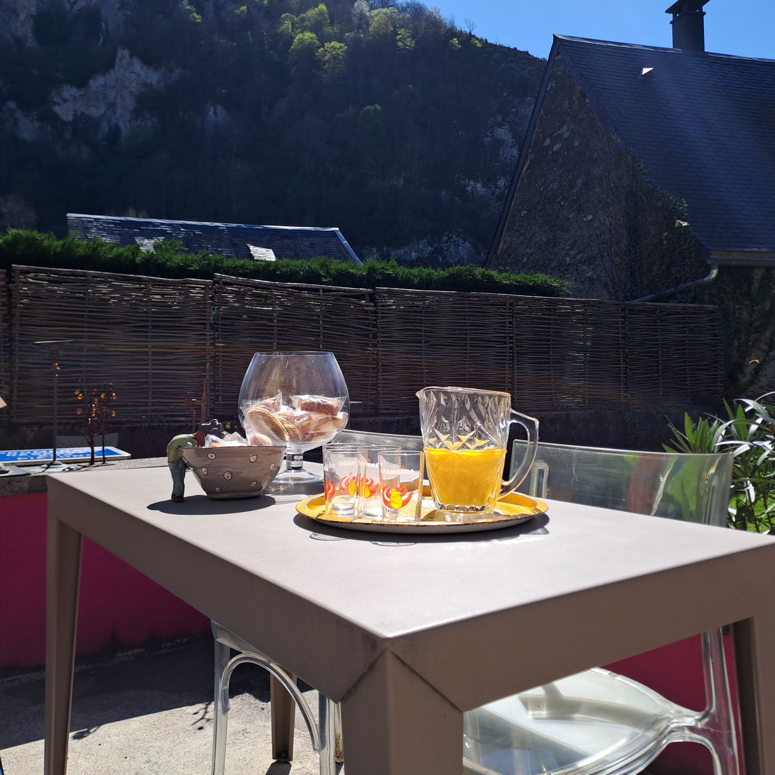 Pt'its nice places to sit and share!