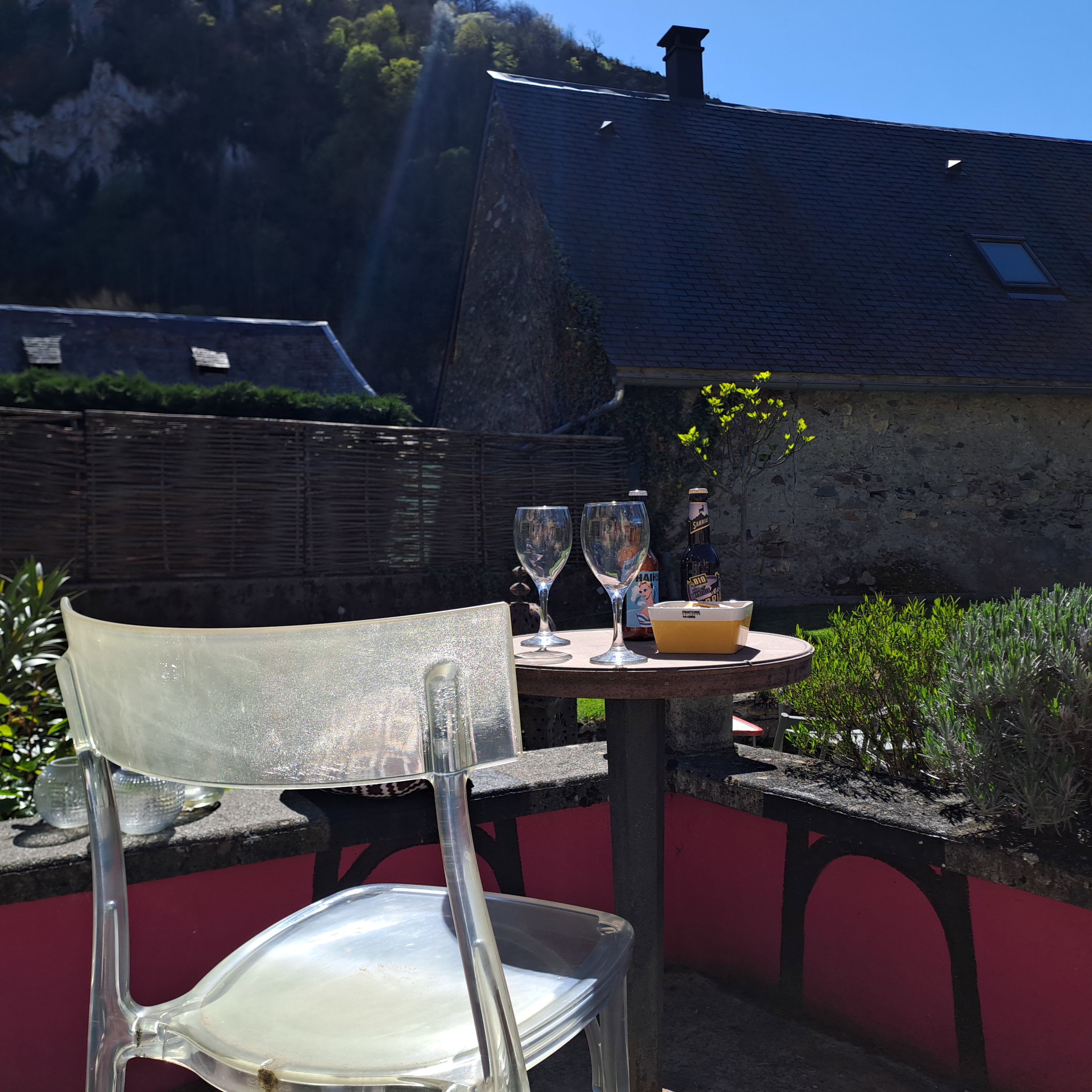 Pt'its nice places to sit and share!