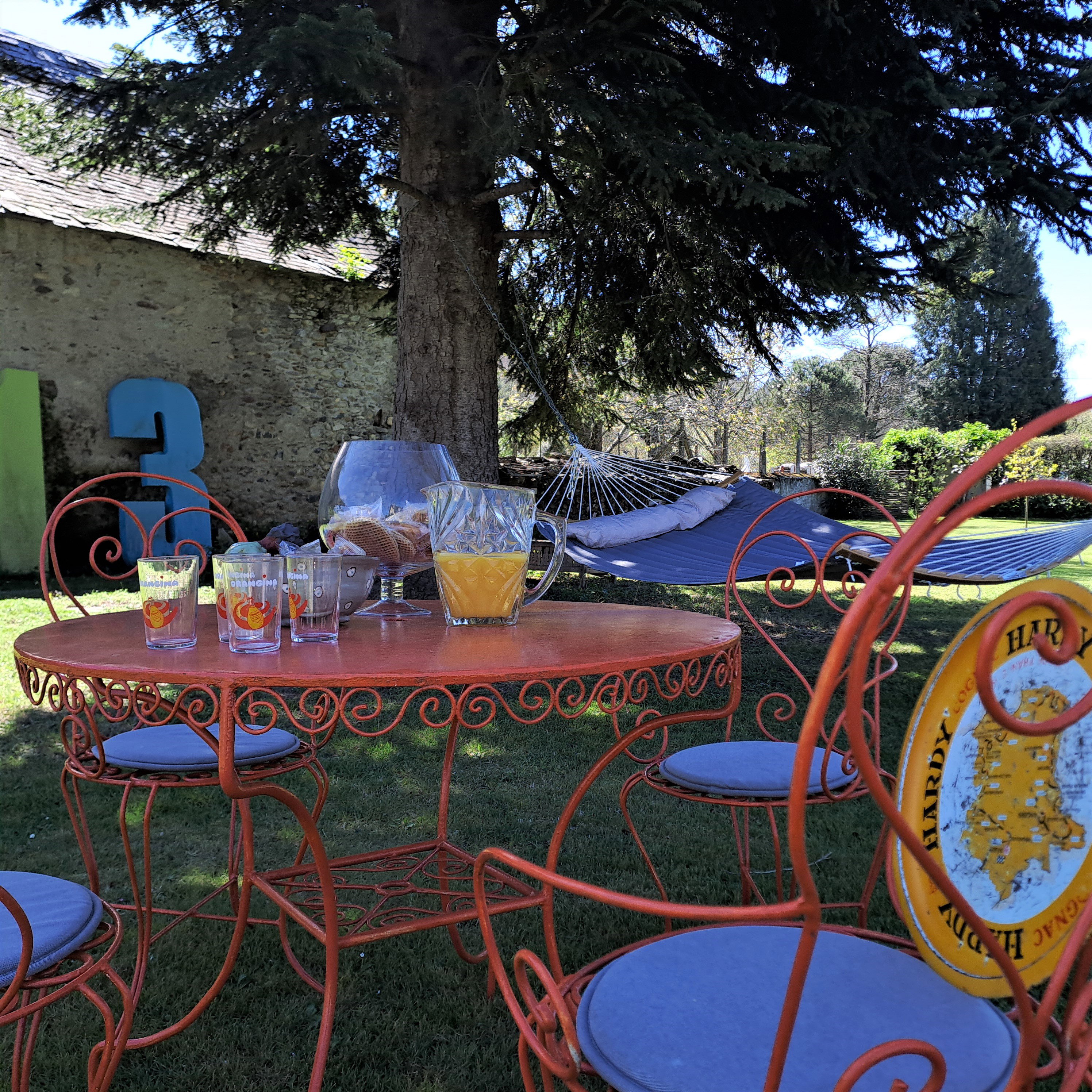 Pt'its nice places to sit and share!