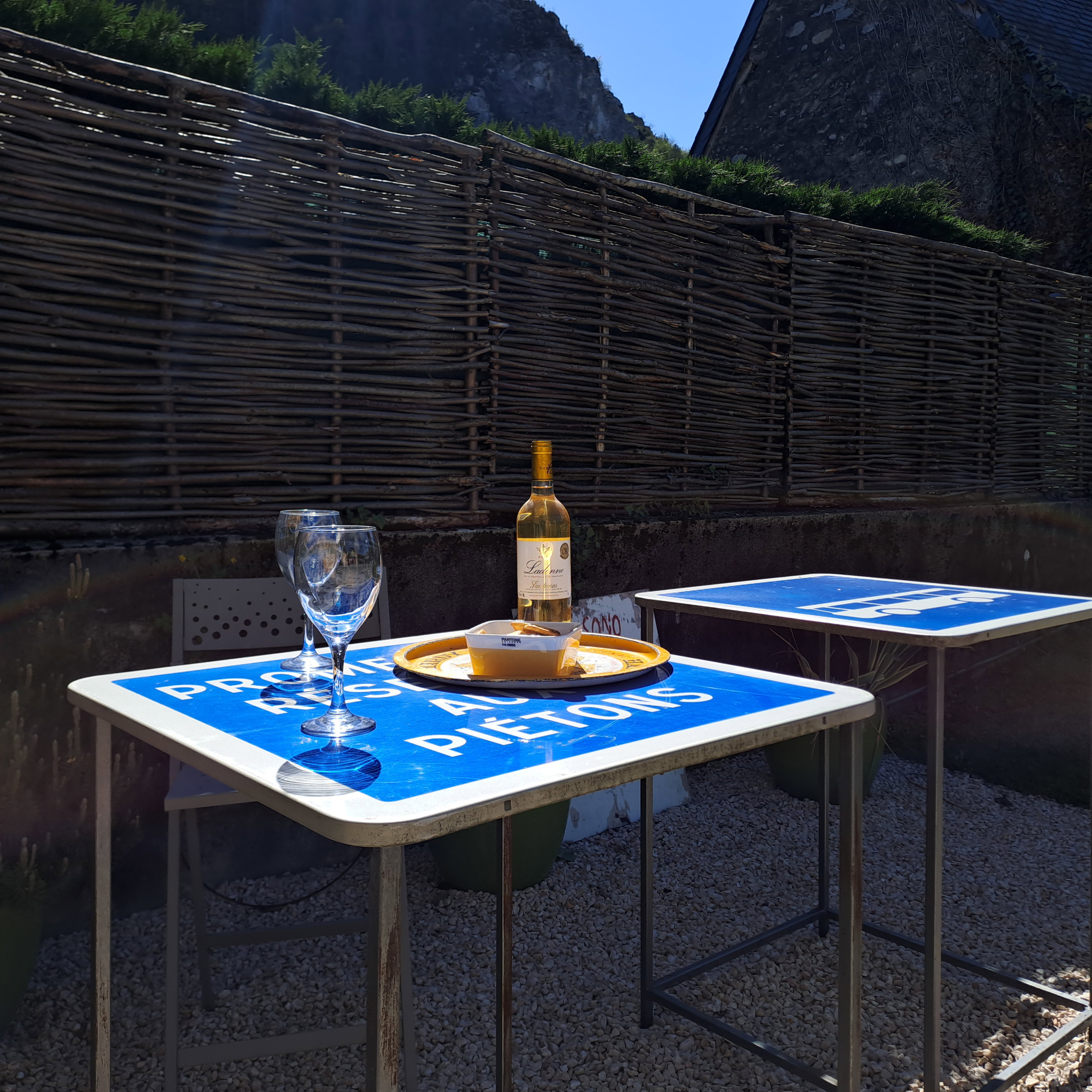 Pt'its nice places to sit and share!