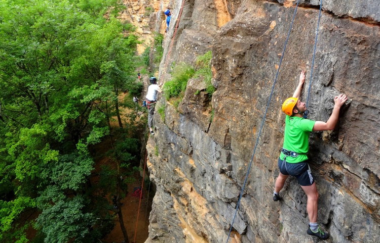 Petit village typique avec ses murs en pierre et ses toits d'ardoise.