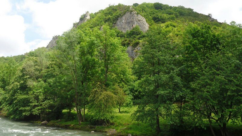 Petit village typique avec ses murs en pierre et ses toits d'ardoise.