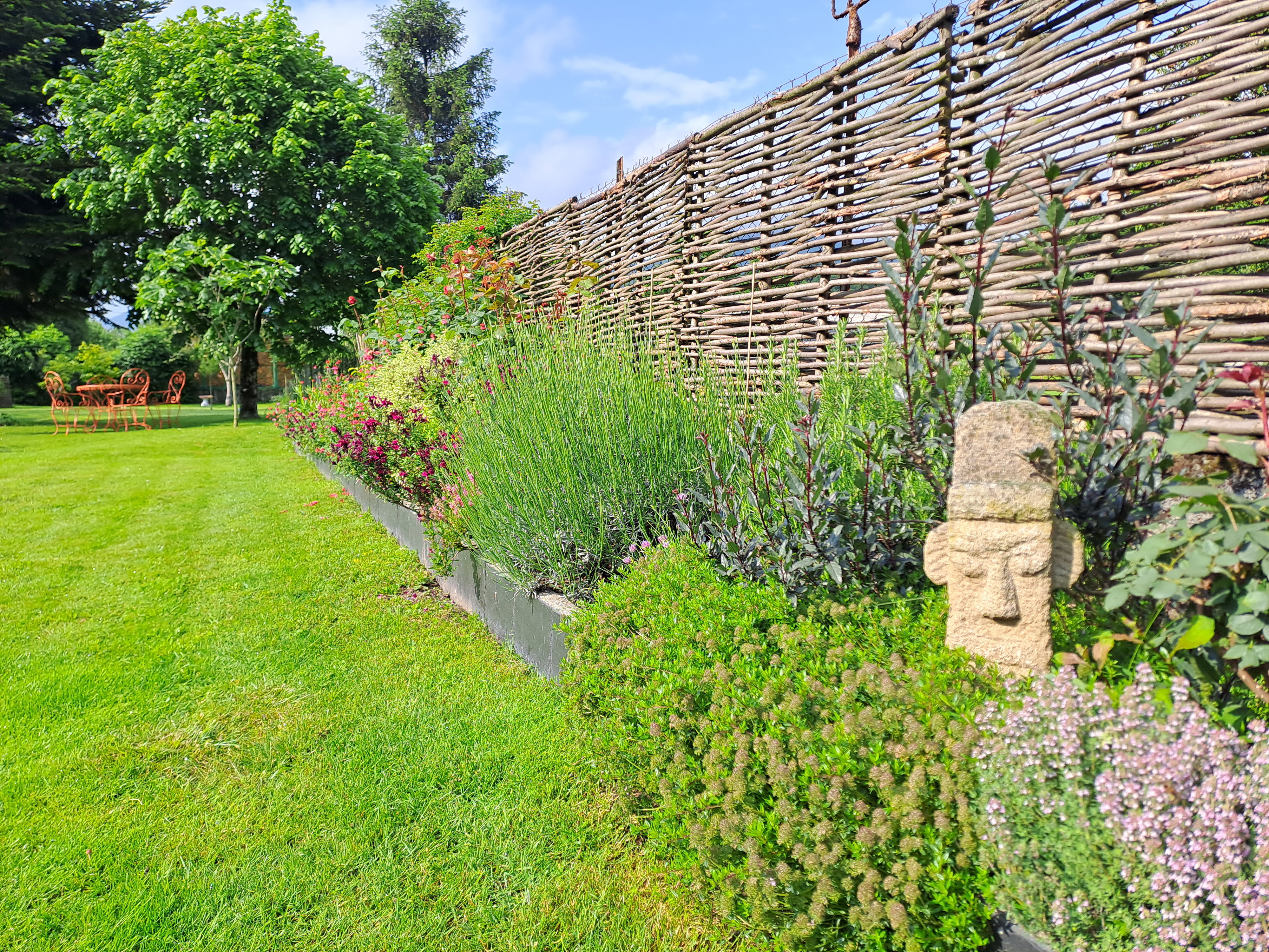 L’espace extérieur vous invite à la découverte et à la détente, pour des moments pleinement savoureux.