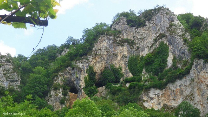 Petit village typique avec ses murs en pierre et ses toits d'ardoise.