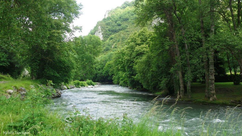 Petit village typique avec ses murs en pierre et ses toits d'ardoise.