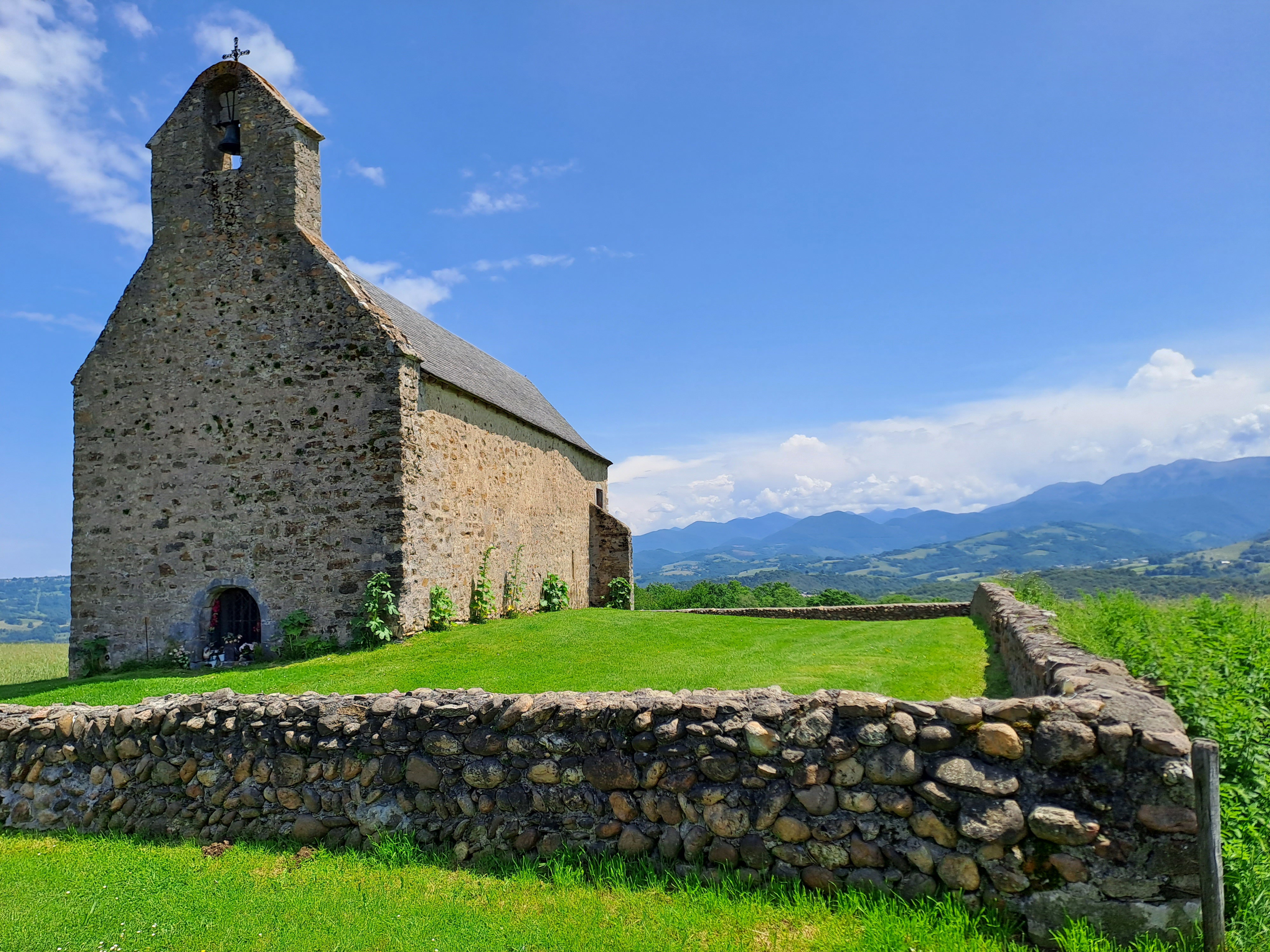 The Mauvezin fortified castle, the Escaladieu abbey, St Bertrand de Comminges, the house of the Lys in Arreau, the Templar chapel in Aragnouet, the Roumé chapel.