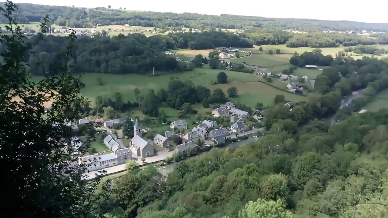 Petit village typique avec ses murs en pierre et ses toits d'ardoise.