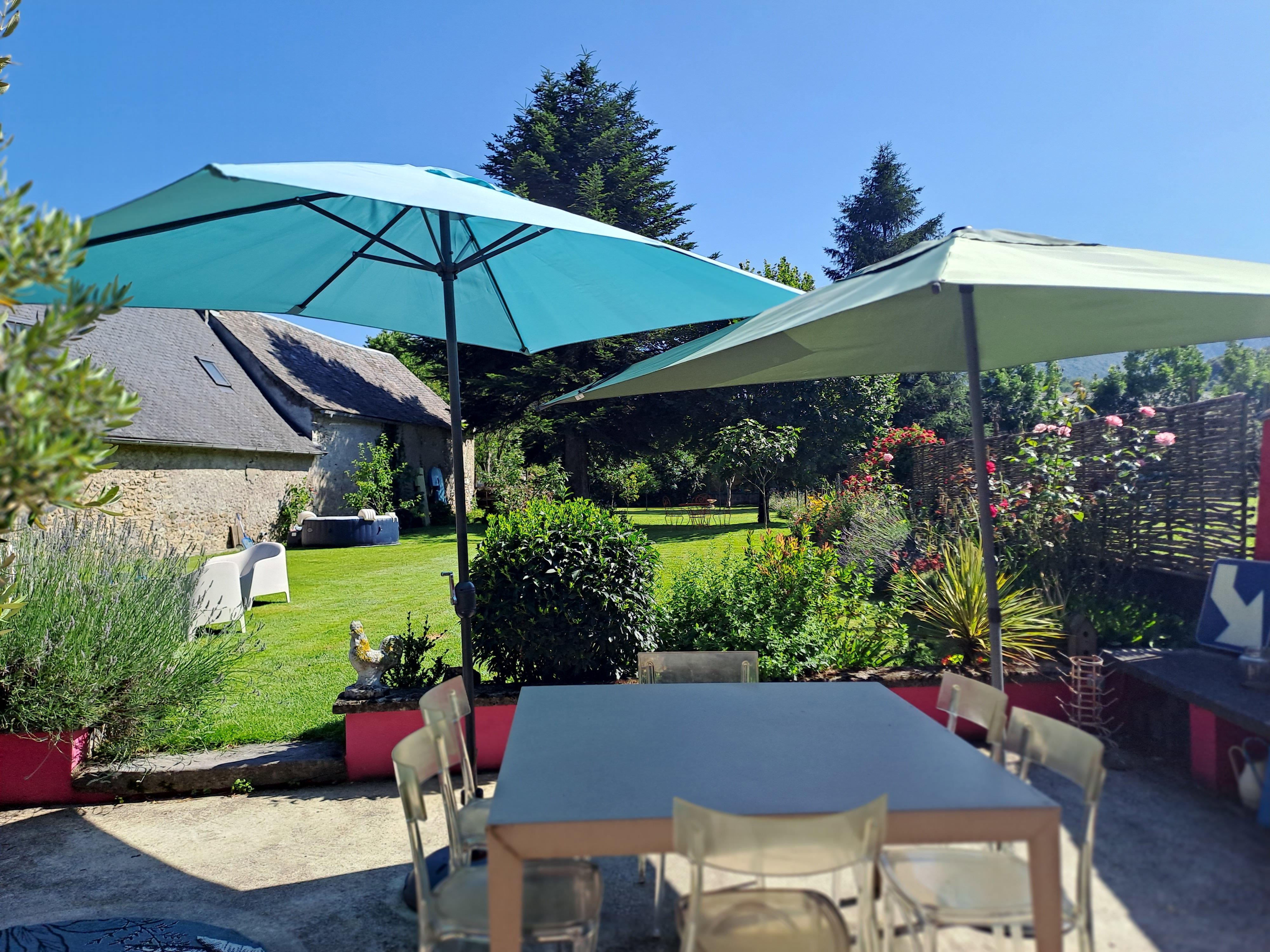 L’espace extérieur vous invite à la découverte et à la détente, pour des moments pleinement savoureux.