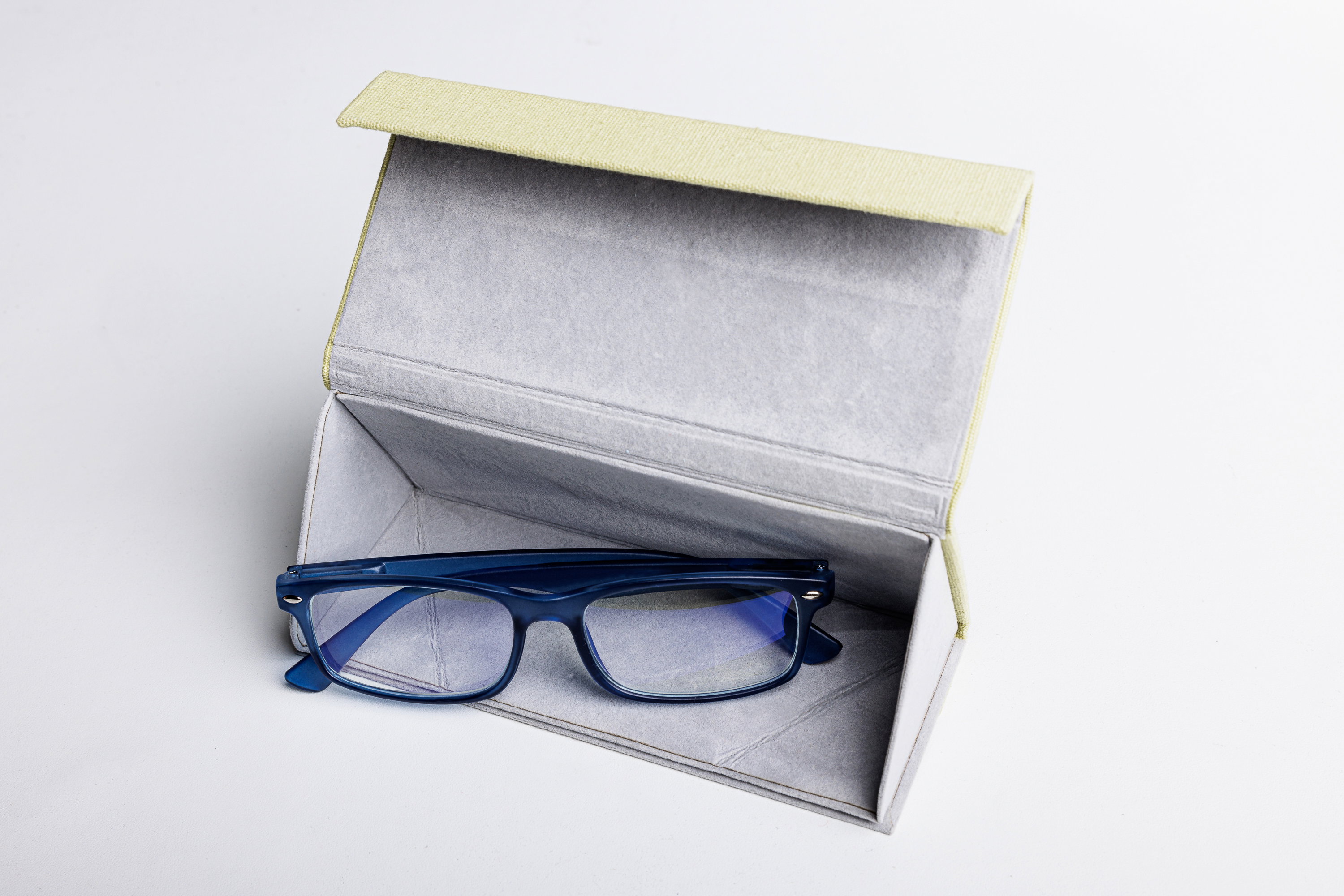 Art. T12 - Estuche rígido plegable para gafas