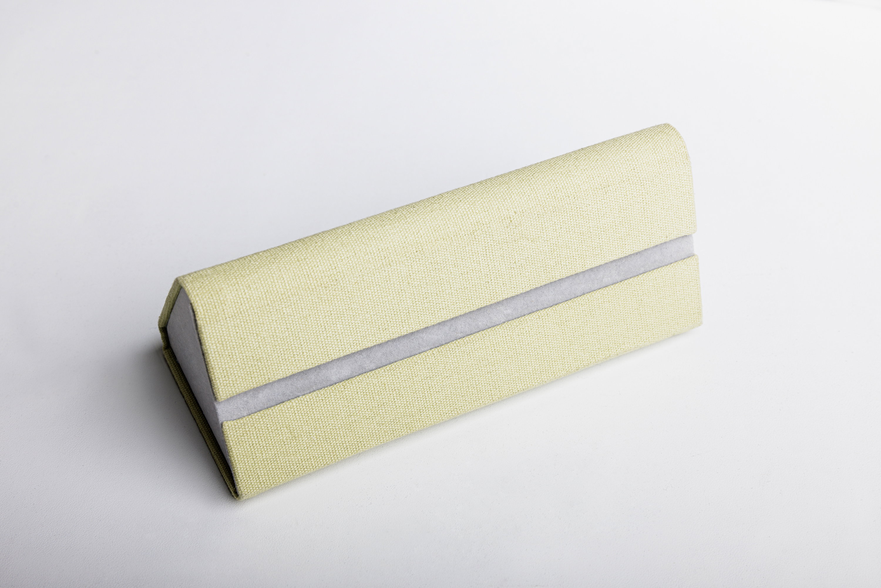 Art. T12 - Estuche rígido plegable para gafas