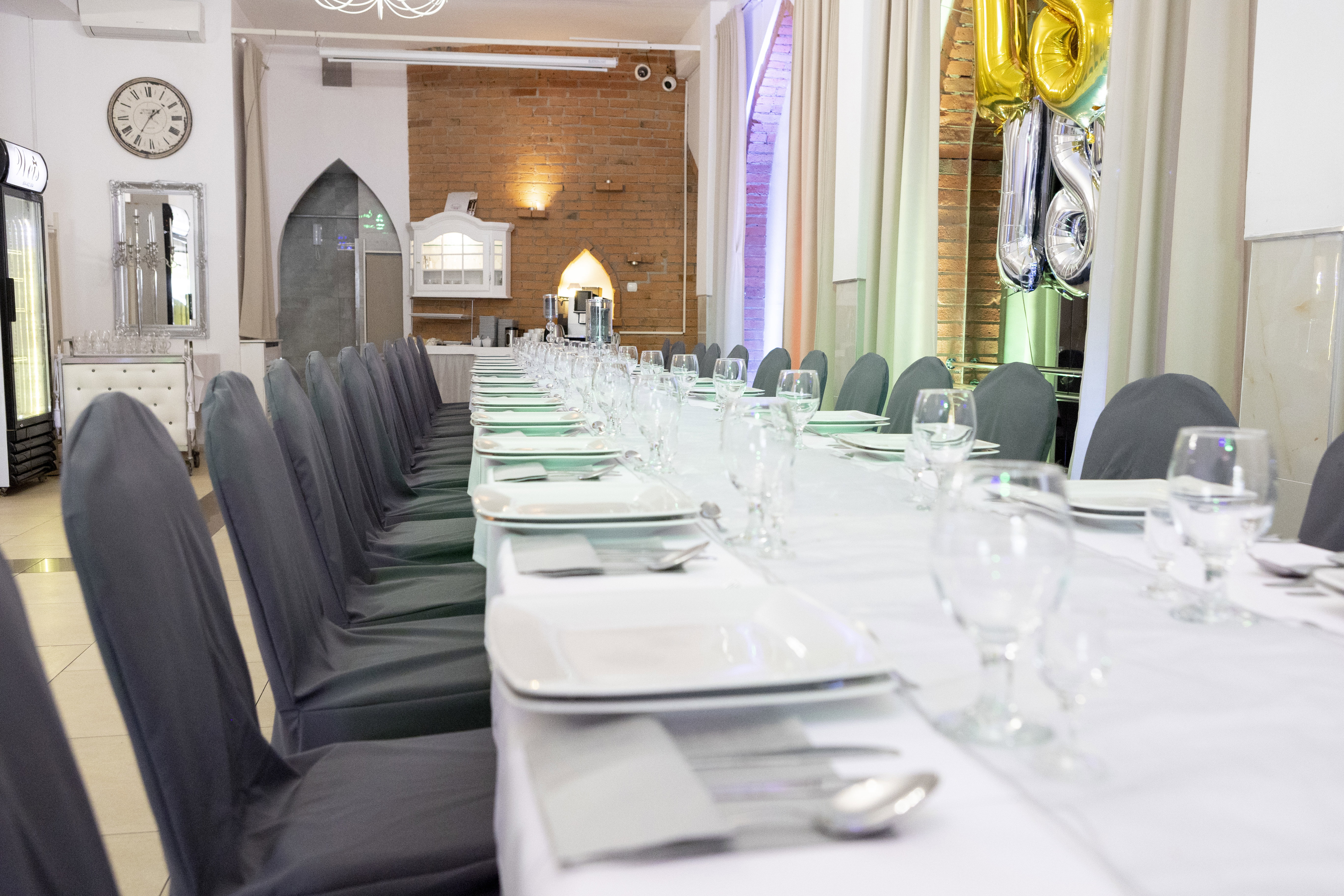 Pokrowce: białe i grafitowe.