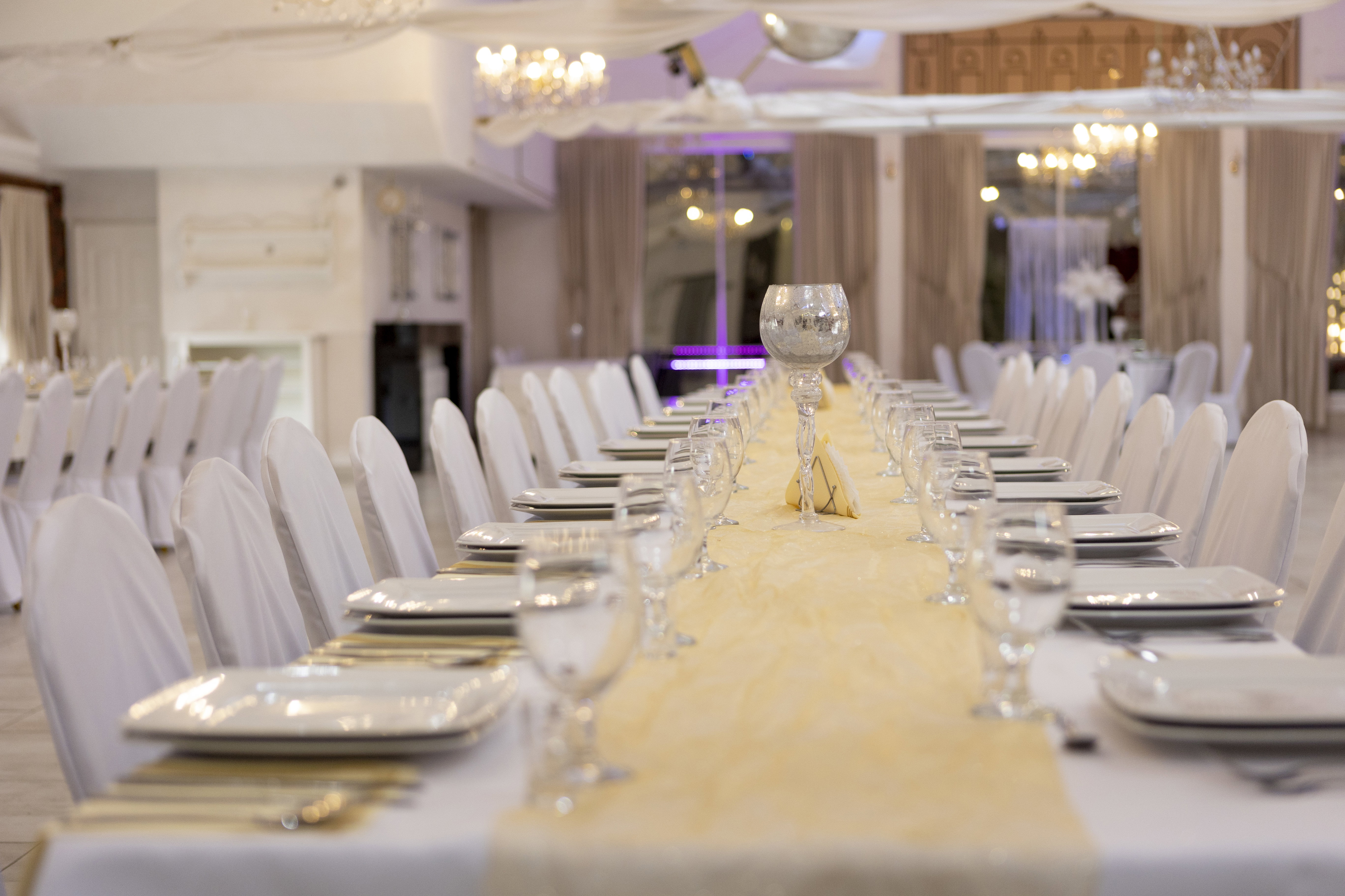 Pokrowce: białe i grafitowe.