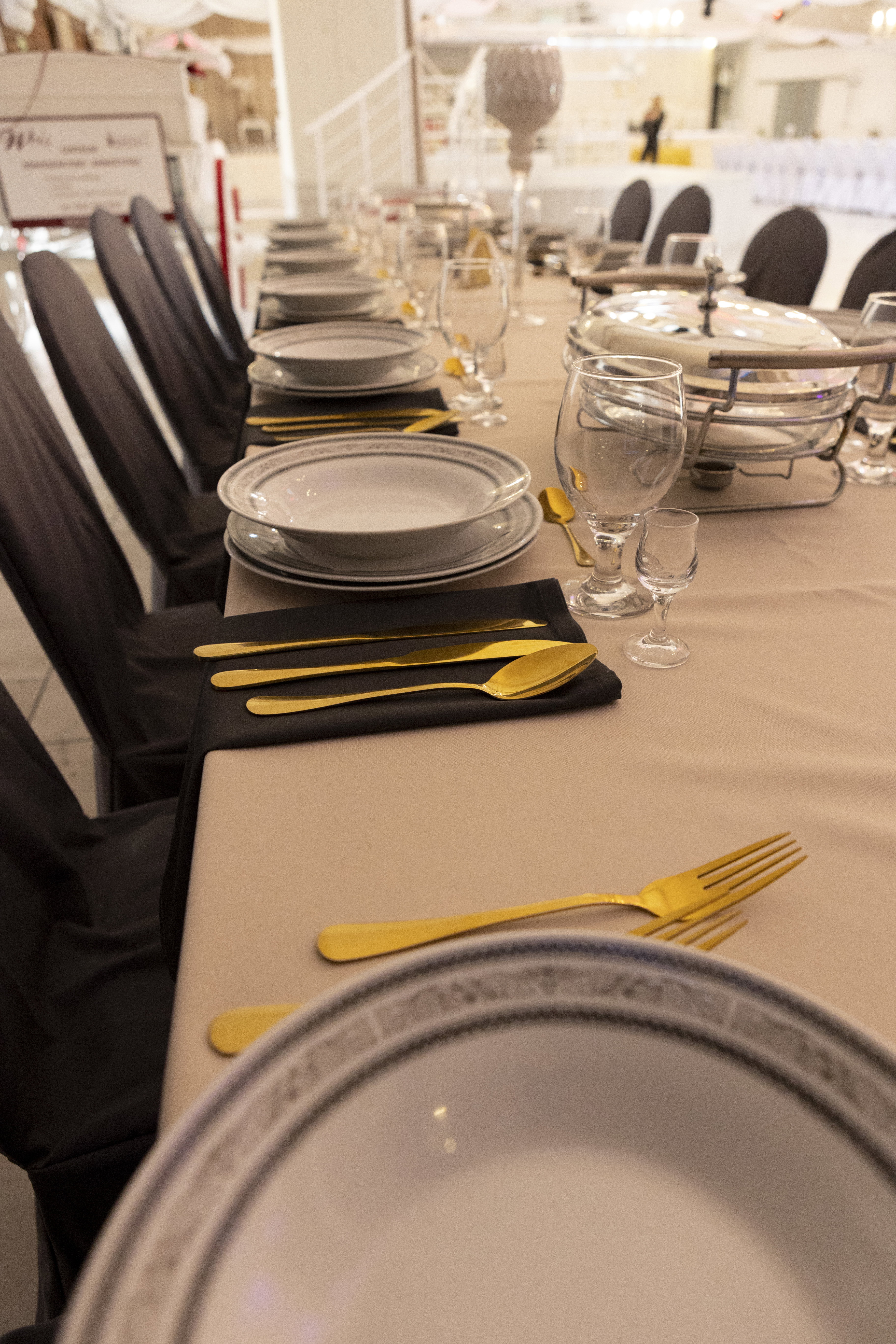 Obrusy: białe i beżowe.