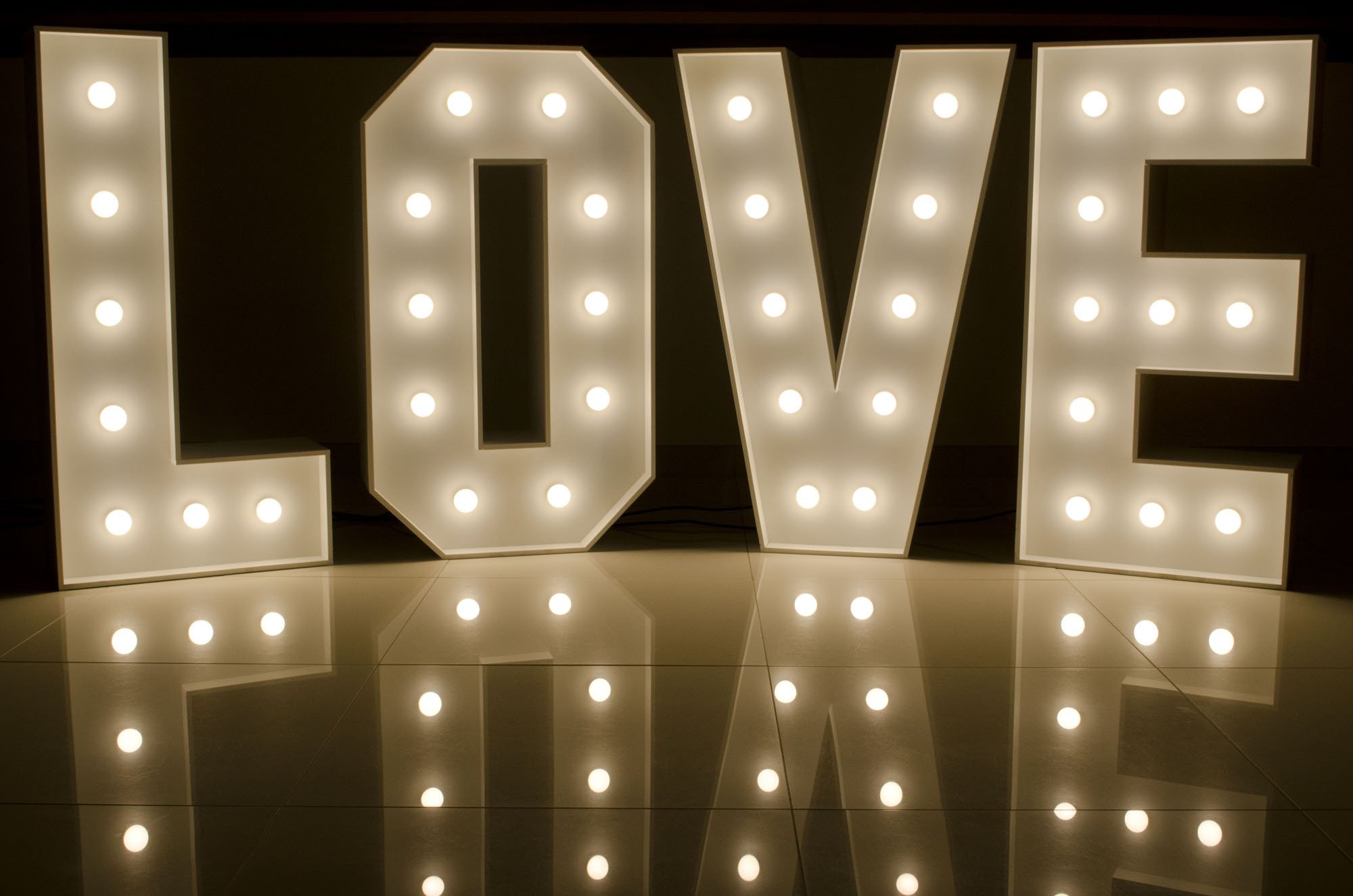 Świecący napis L O V E